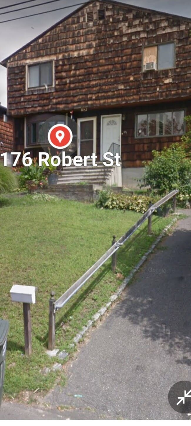 Building Photo - 176 Robert St Rental
