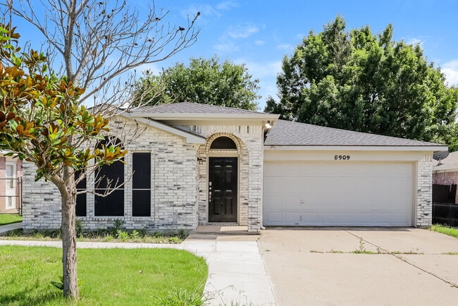 Building Photo - 5909 Northfield Dr