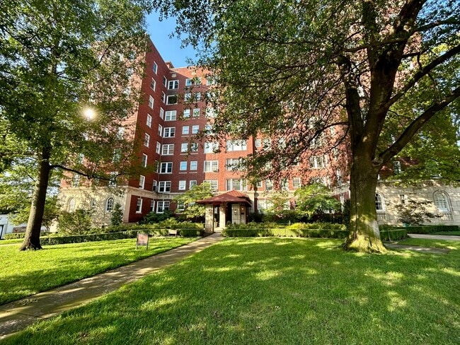 Building Photo - Gorgeous Condo in Sophian Plaza!