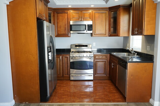Building Photo - 7252 Farmdale Ave Rental