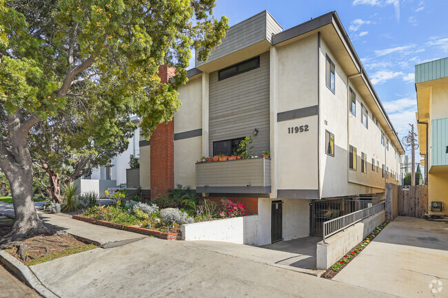 Building Photo - 11952 Darlington Ave Rental