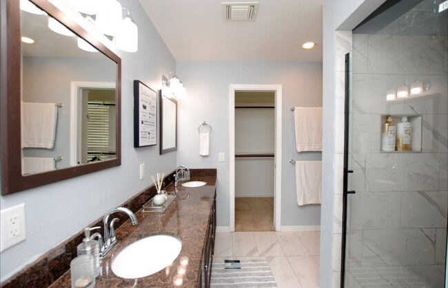 Photo - 719 Park Knoll Ln