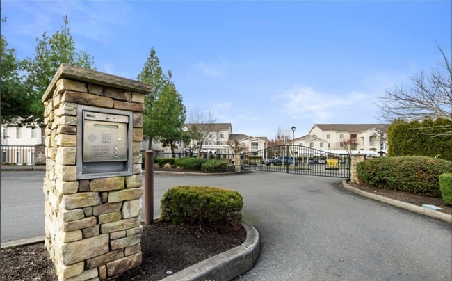 Building Photo - Beautiful Waterford Crossing 2 bedroom Con...