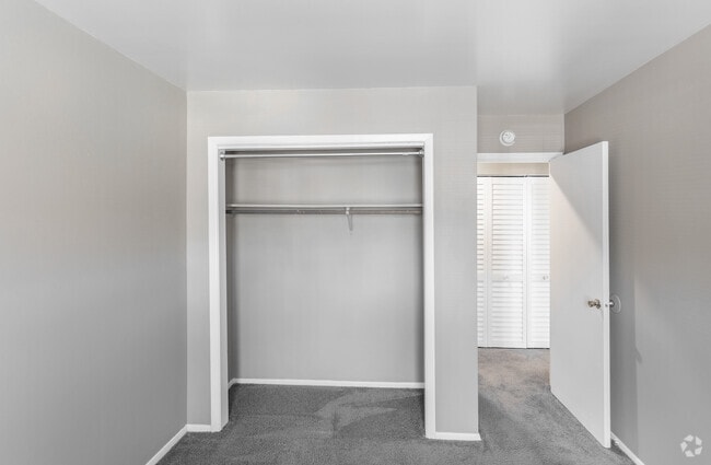 2BR, 1BA - 774 SF - Chateau Apartments