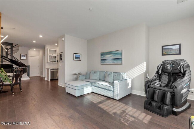 Photo - 29 Midway Rd N