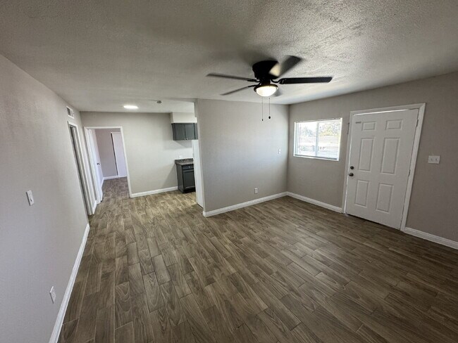 Photo - Affordable 2 Bed | 1 Bath Multi-Family Unit – Las Vegas Unidad 4