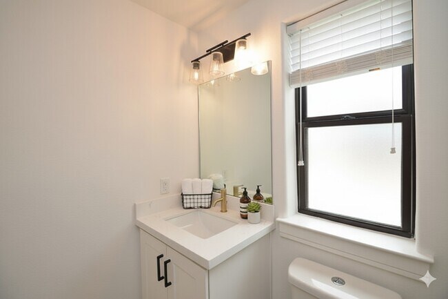 Photo - 1525 Weber St