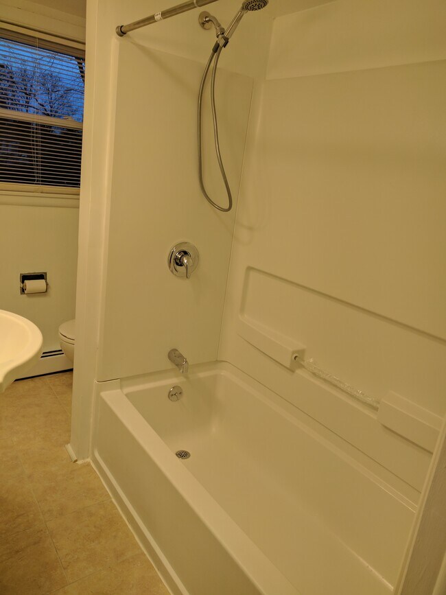 (30A) Bath2 - 30 Front St Unit A