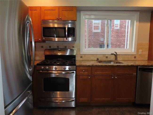 208-09 Bardwell Ave