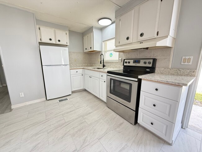 Photo - 256 Queen Mary Loop