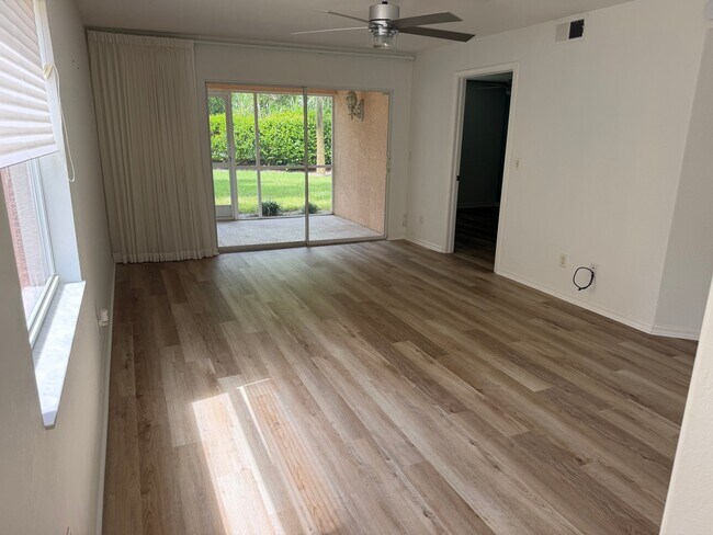 Building Photo - 26735 Little John Ct Unit 25