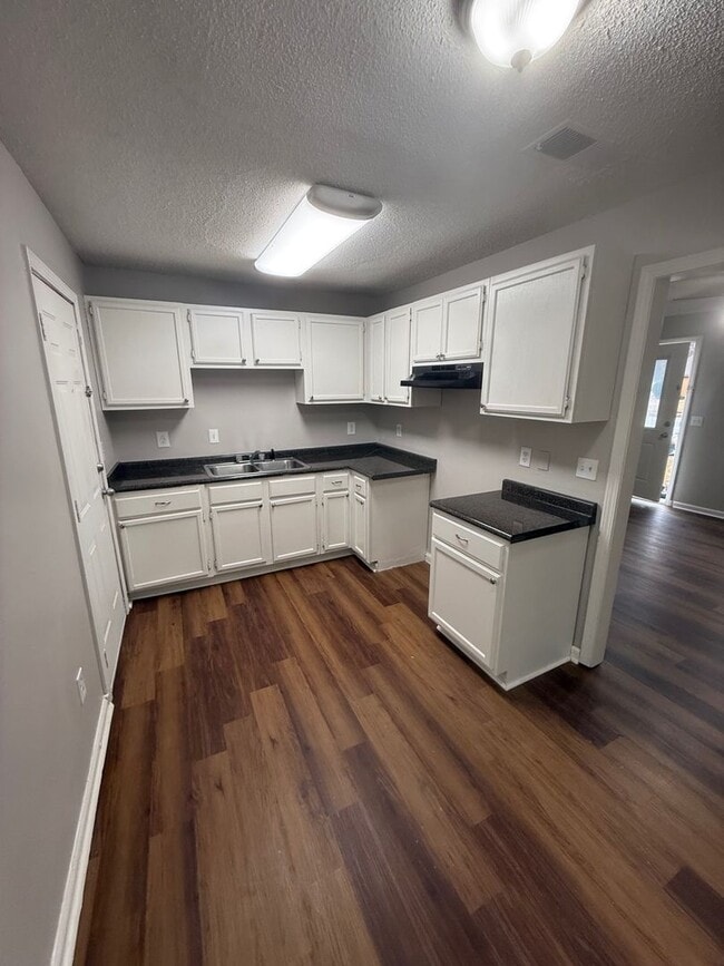 Photo - 4 Success is now offering this spacious 3 bedroom home 1.5 bathroom home in a very quiet neighbor...