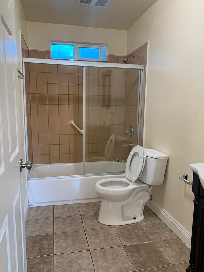 Photo - 652 E 75th St