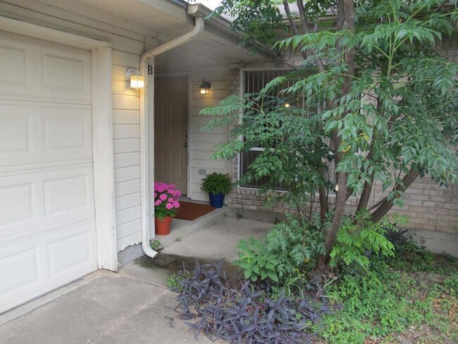Photo - 902 Quartz Ct