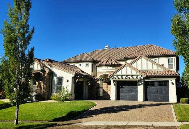 Building Photo - All-Inclusive Executive Luxury in Somerset... Rental