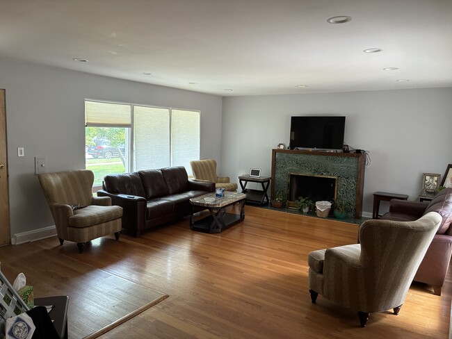 Photo - 4915 Jerome Ave