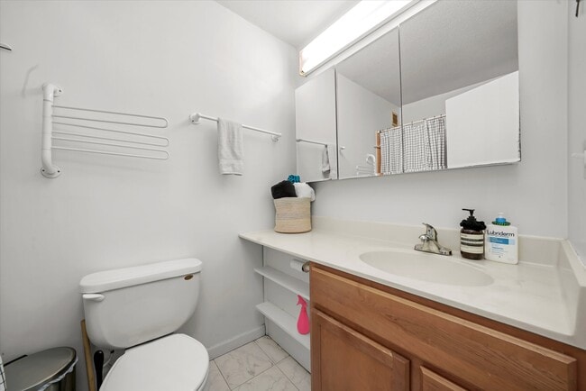 Building Photo - 2740 N Pine Grove Ave Unit #  018F