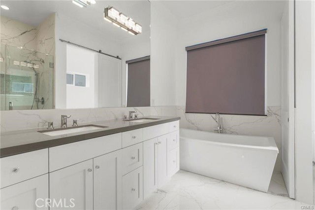 Photo - 5537 Vanalden Ave