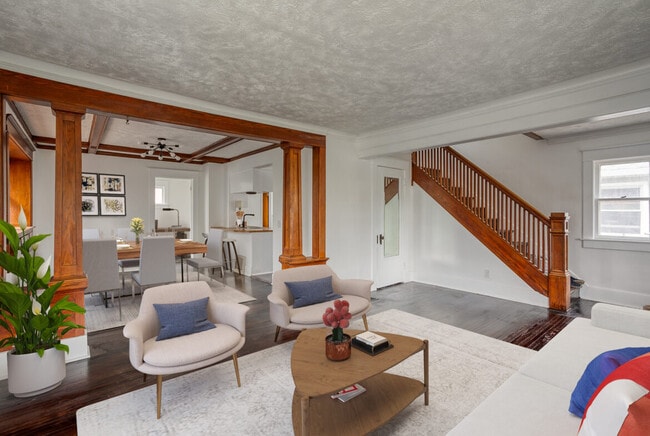 Photo - 811 Clyde St