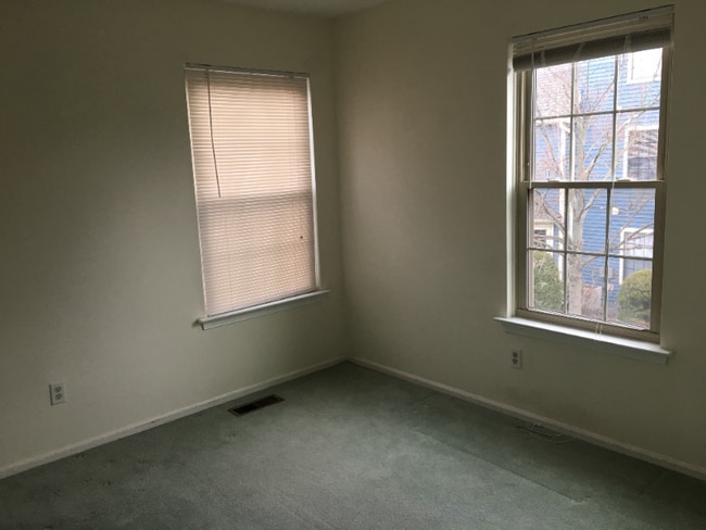 Photo - 140 Longfield Ct