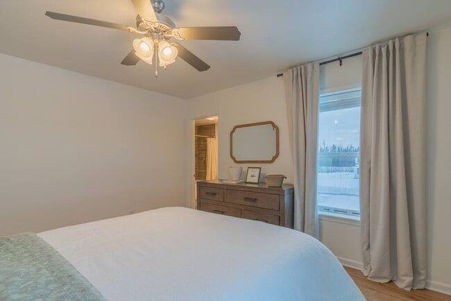 Photo - 673 W 4th Ave