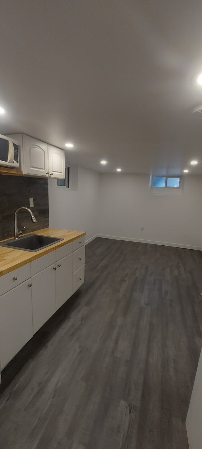 Photo - 74 Burnaby Blvd