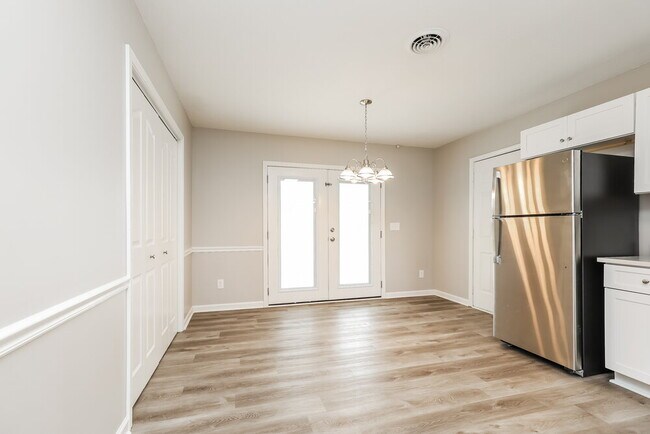 Photo - 1912 Guildford Dr