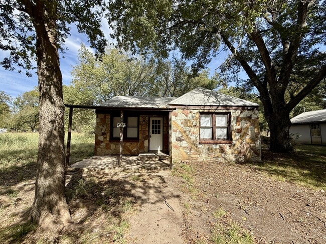Building Photo - 1218 W Durant Ave