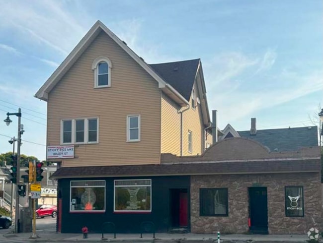 Building Photo - 707 E Brady St Rental