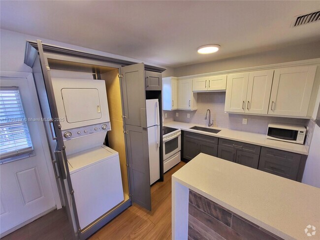 Building Photo - 2355 SW 27th St Unit 4 Rental