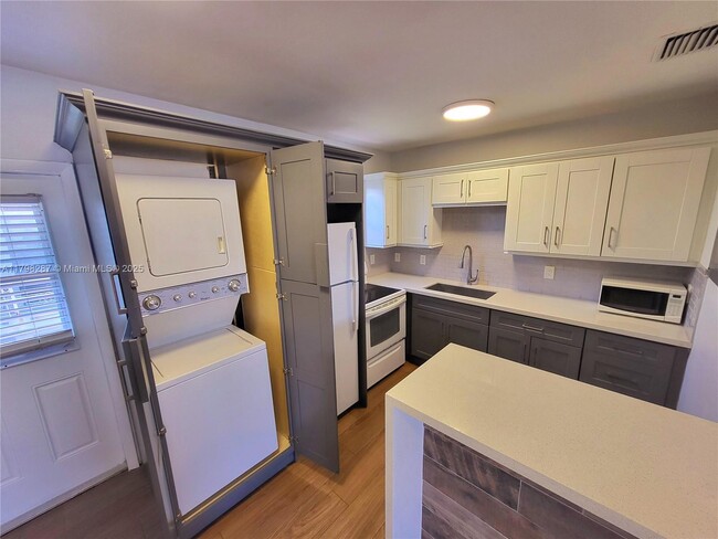 Photo - 2355 SW 27th St Apartment Unit 4