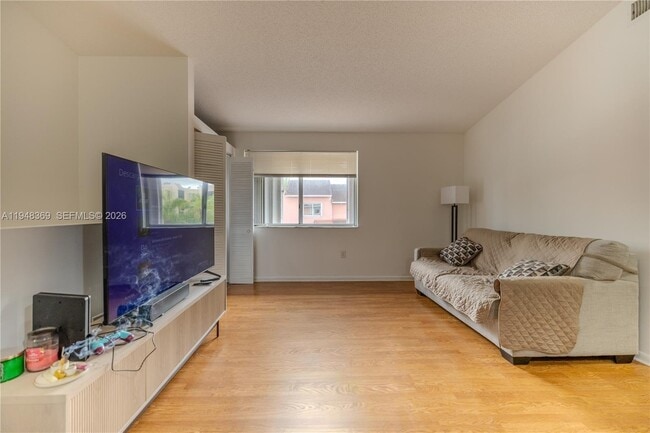 Building Photo - 8013 Lake Dr Unit 203