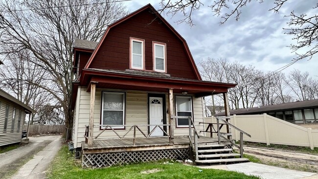 Photo - 914 Broadway Ave NW House