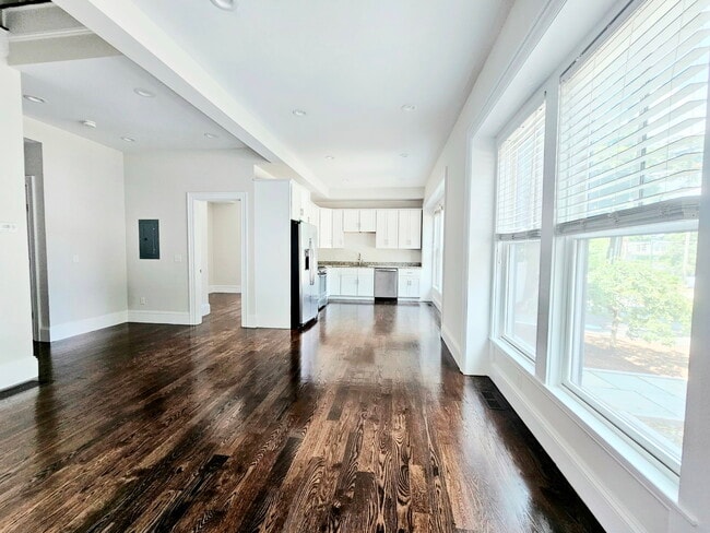 Building Photo - 2044 Beacon St