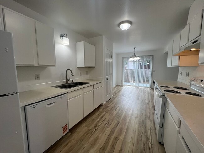 Building Photo - Rent Reduction; Pet Friendly Westside Dupl... Rental