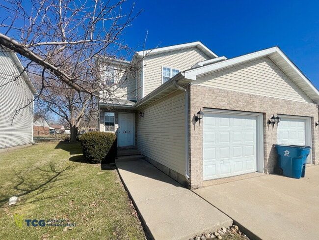 Building Photo - 2 BD/1.5 B at Windsor Court Townhomes in Ottawa IL! 1405 Windsor Court