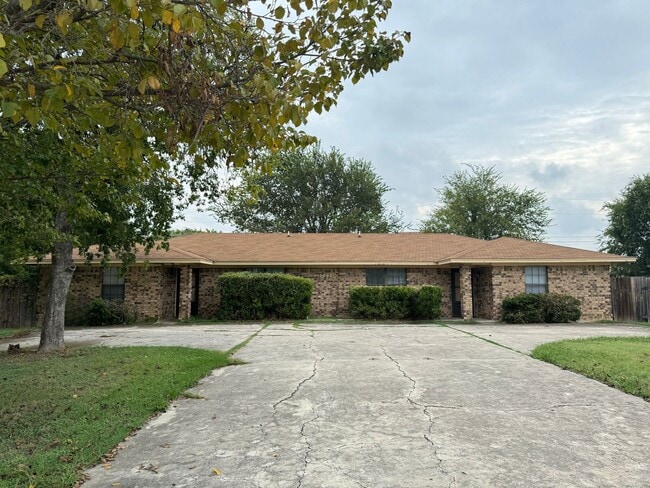 Building Photo - 3802 Hereford Ln Unit # B