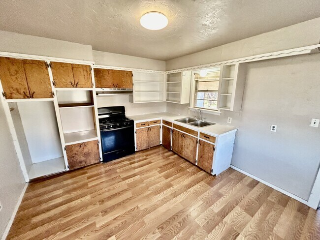 Photo - 310 N Division St