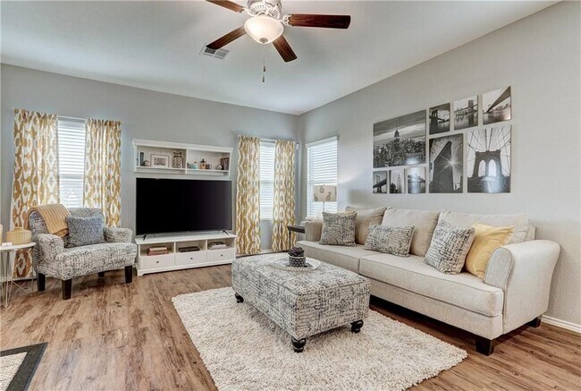 Photo - 613 Circle Wy