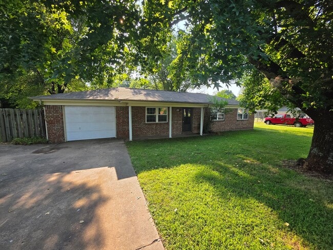 Building Photo - Nice 3 bedroom 2 bath home with fenced in ...