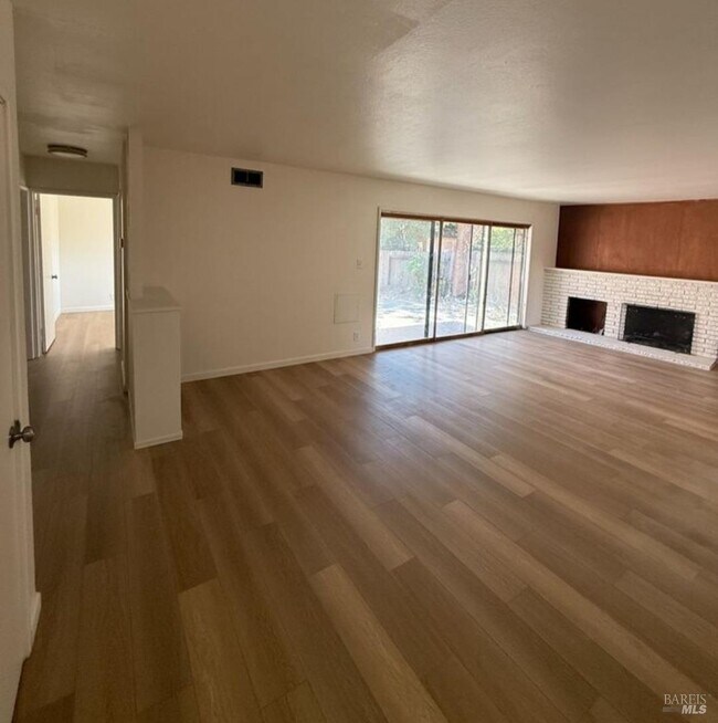 Building Photo - 1754 Sycamore Dr Rental
