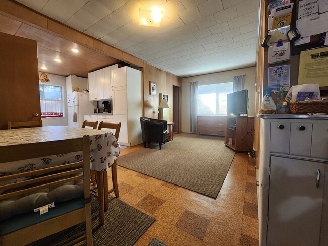 Building Photo - SKI LEASE: Close to Bus Line, Full Kitchen... Rental