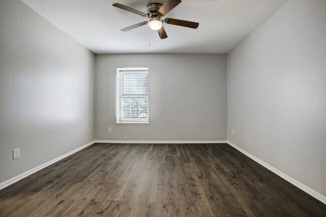 Photo - 353 N Post Oak Ln Unidad True