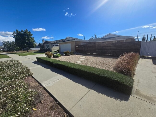 Building Photo - Beautiful 3 Bedroom Home with Pool