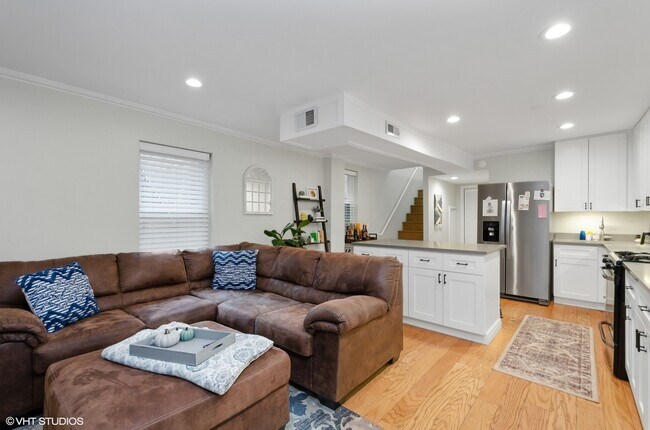 Living Room - 1946 W Race Ave Unit Coach House