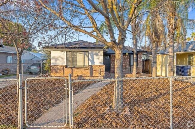 Building Photo - 336 W Pinedale Ave Rental