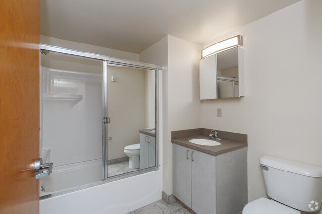 3BR, 1BA - 840SF - Bathroom