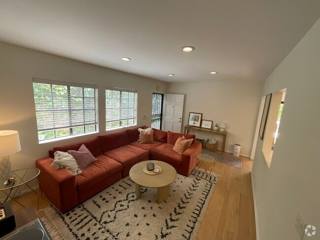 Living Room - 424 Ocean Park Blvd Unit 1 Rental