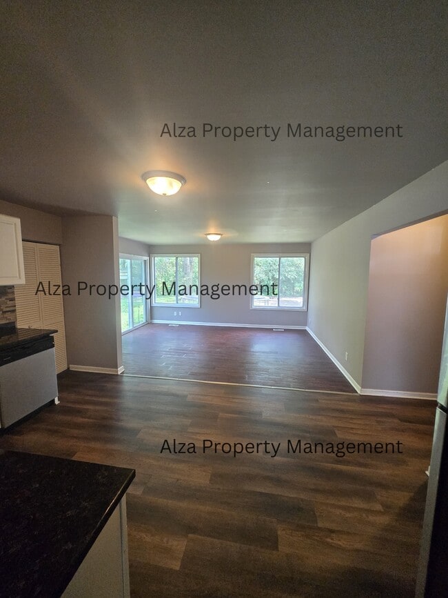 Photo - 828 Poplar Ln