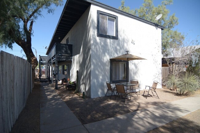 Building Photo - Remodeled 3 Bedroom 1 Bath Five-plex! Clos... Rental